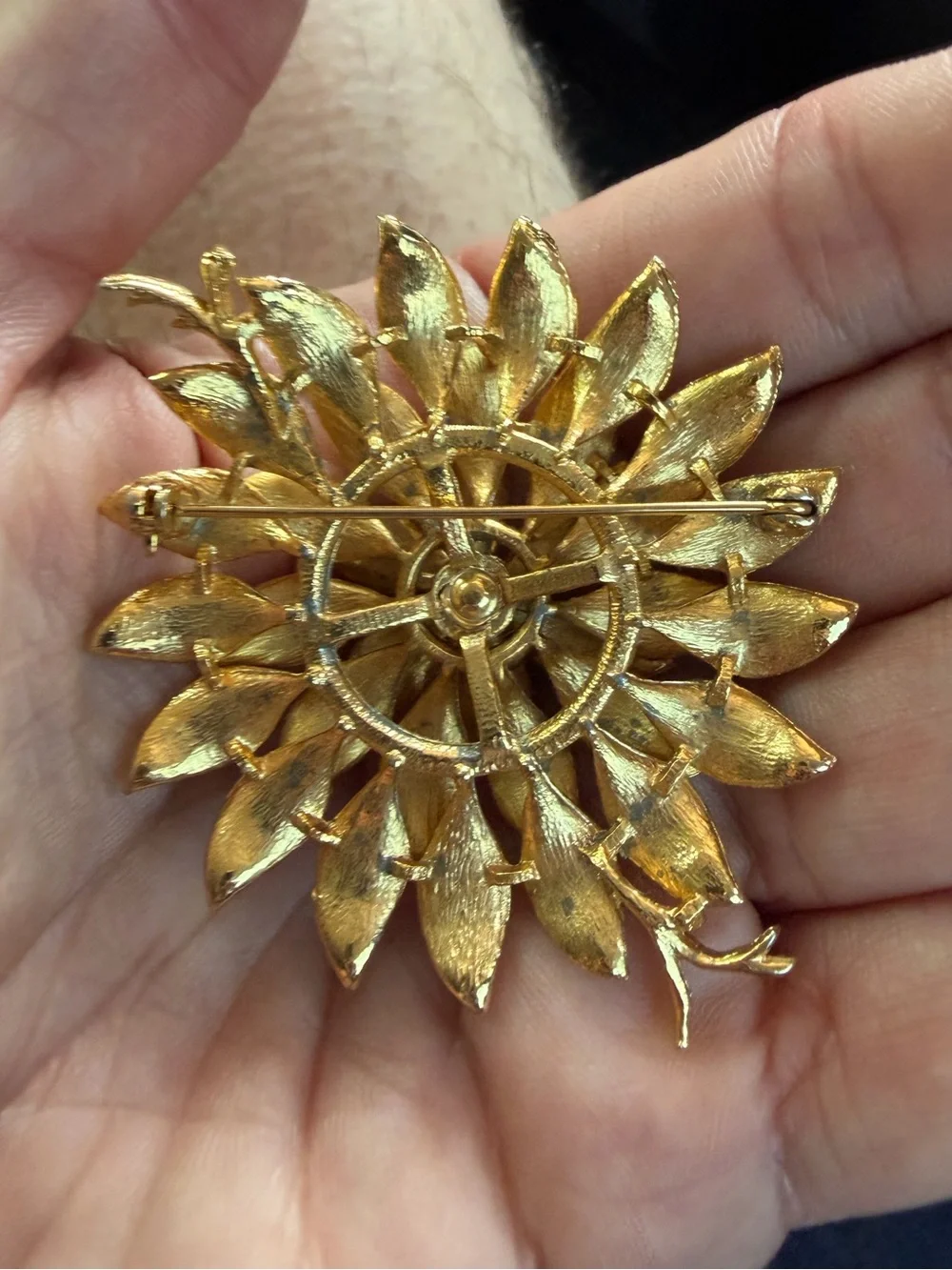 Vintage-Inspired Gold Leaf Floral Brooch - Elegant Women Jewelry